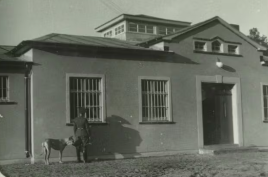 Комендант концлагеря Заксенхаузен с собакой в 1937